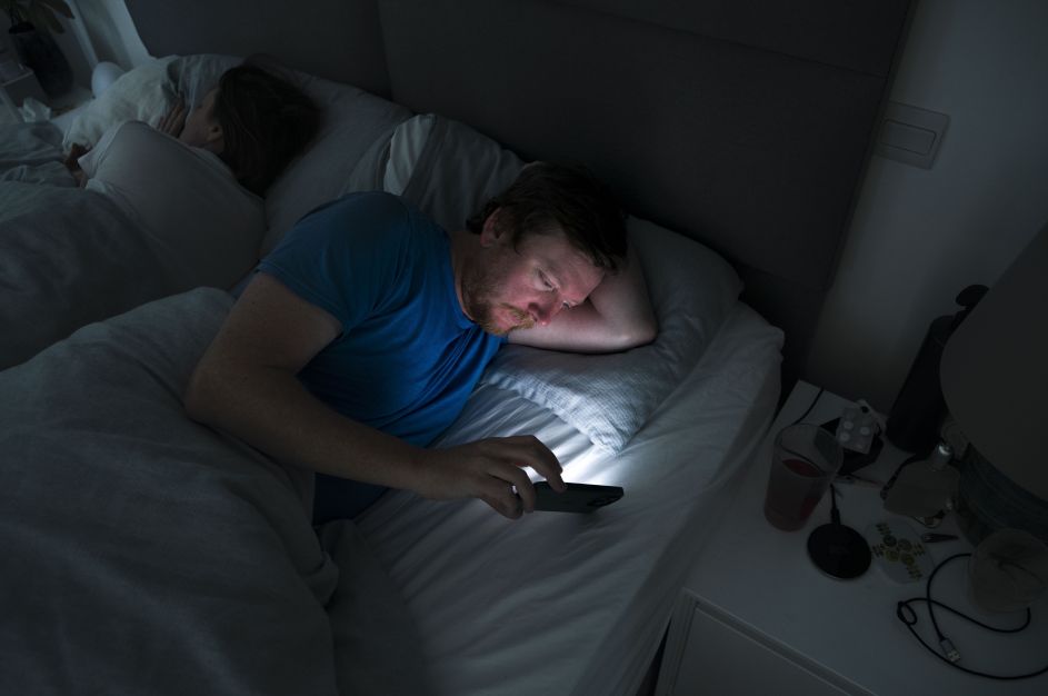 Fica no celular antes de dormir? Entenda como o hábito prejudica seu sono