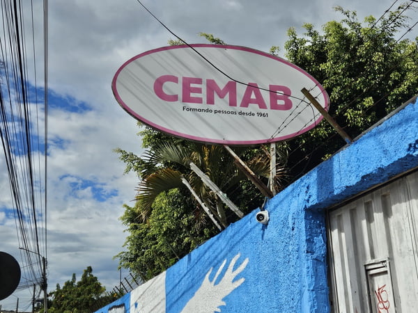 Aluno chamou professor de “moleque” antes de briga perto de escola
