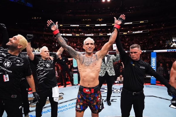 Topuria prevê vitória sobre Do Bronx e provoca Makhachev: “Correu”