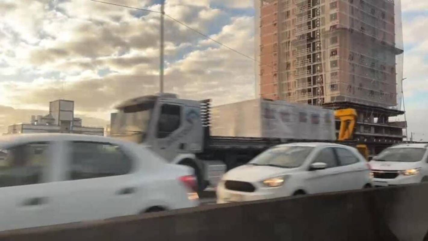 Ciclista morre atropelado por carreta e acidente bloqueia BR-101 em SC