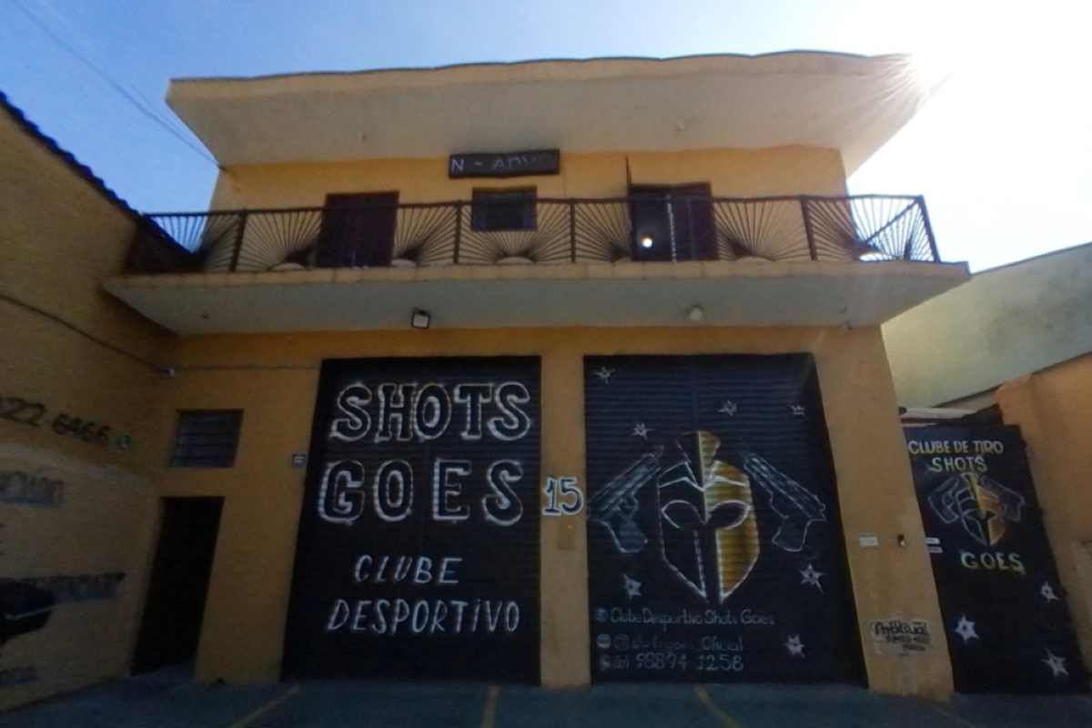 Criminosos invadem clube de tiro, rendem sócio e roubam diversas armas
