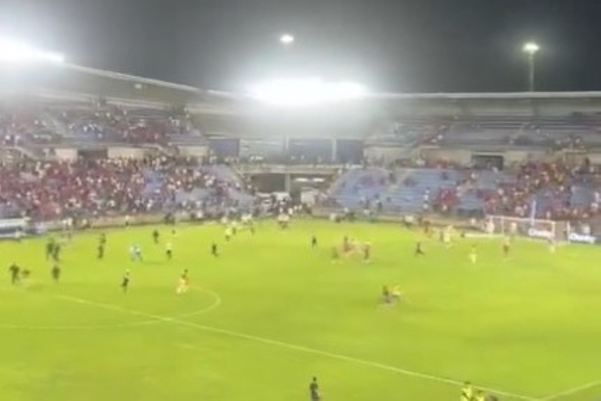 Torcida invade o campo e técnico é agredido na Colômbia. Assista
