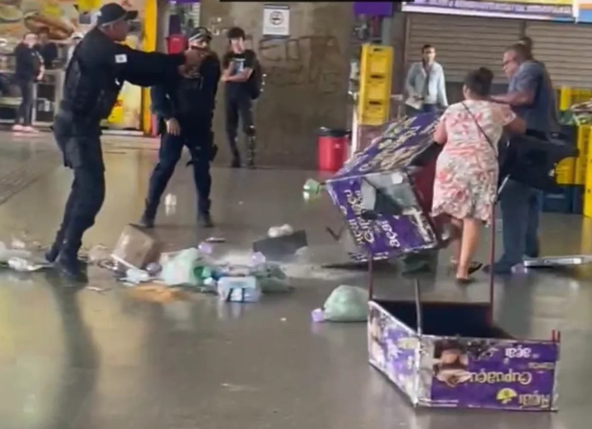 PM aponta arma para ambulantes em confusão na Rodoviária; vídeo