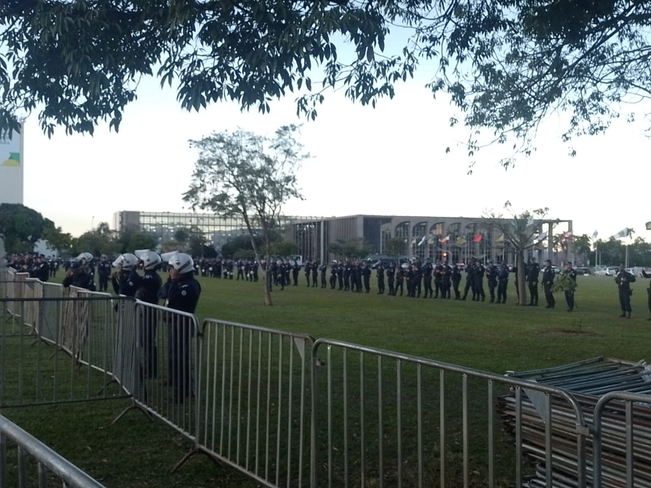 Vídeo: PMs fazem cordão humano de 200 metros no fim de ato pró-anistia
