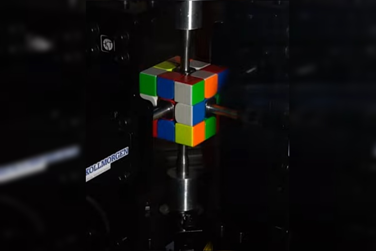 Robô monta cubo mágico em 0,1 segundo e quebra recorde mundial. Vídeo