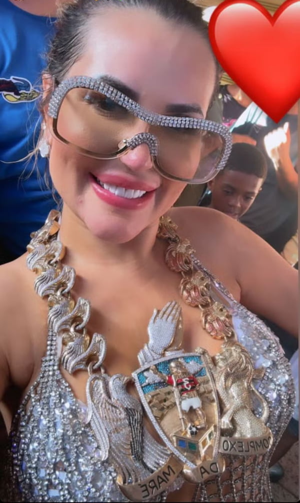 Deolane Bezerra usou cordão de R$ 200 mil de TH no “Baile da Disney”