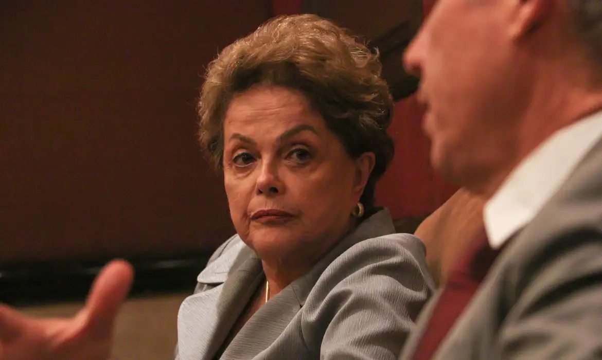 Comissão analisa se concede indenização por anistia a Dilma Rousseff