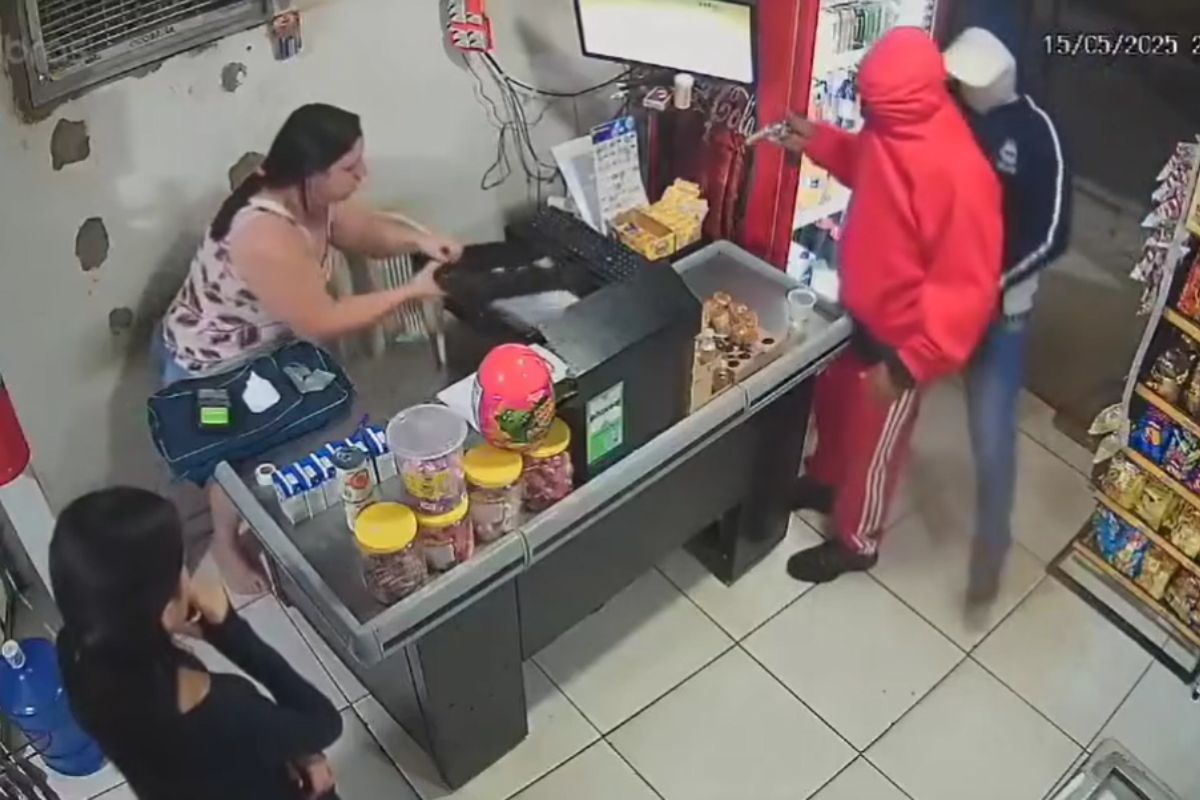 Vídeo: dono de mercadinho reage a assalto e mata um dos suspeitos