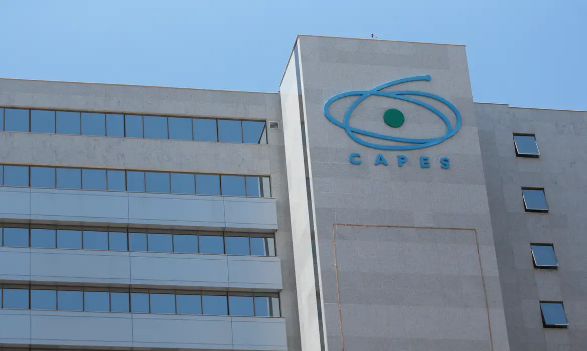 Capes aprova novo plano da pós-graduação com direitos trabalhistas