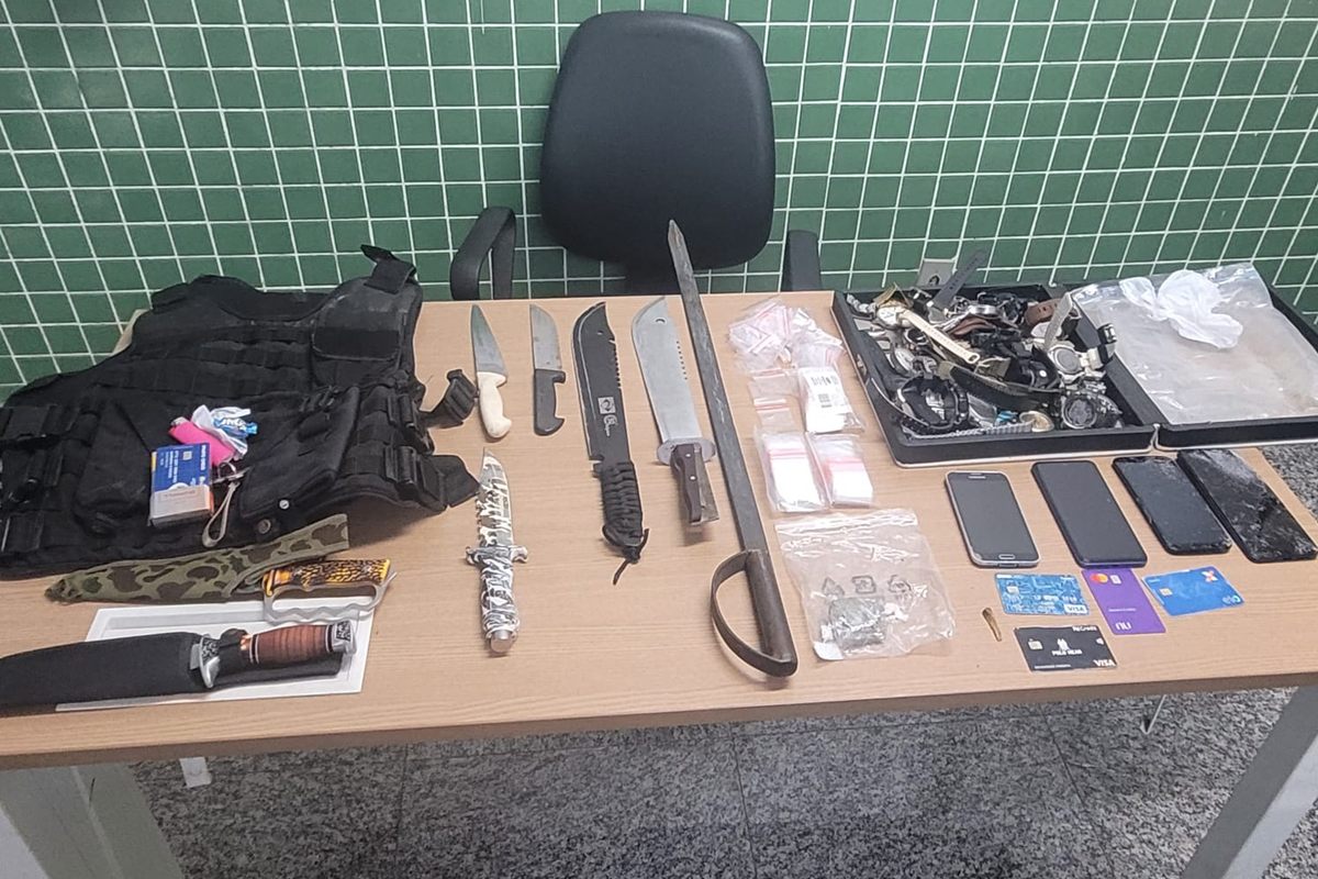 Com espada, grupo entra em casa no DF e prende morador em banheiro