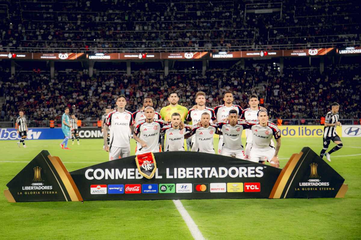 Jogadores do Flamengo sofrem tentativa de assalto, e carro é alvejado