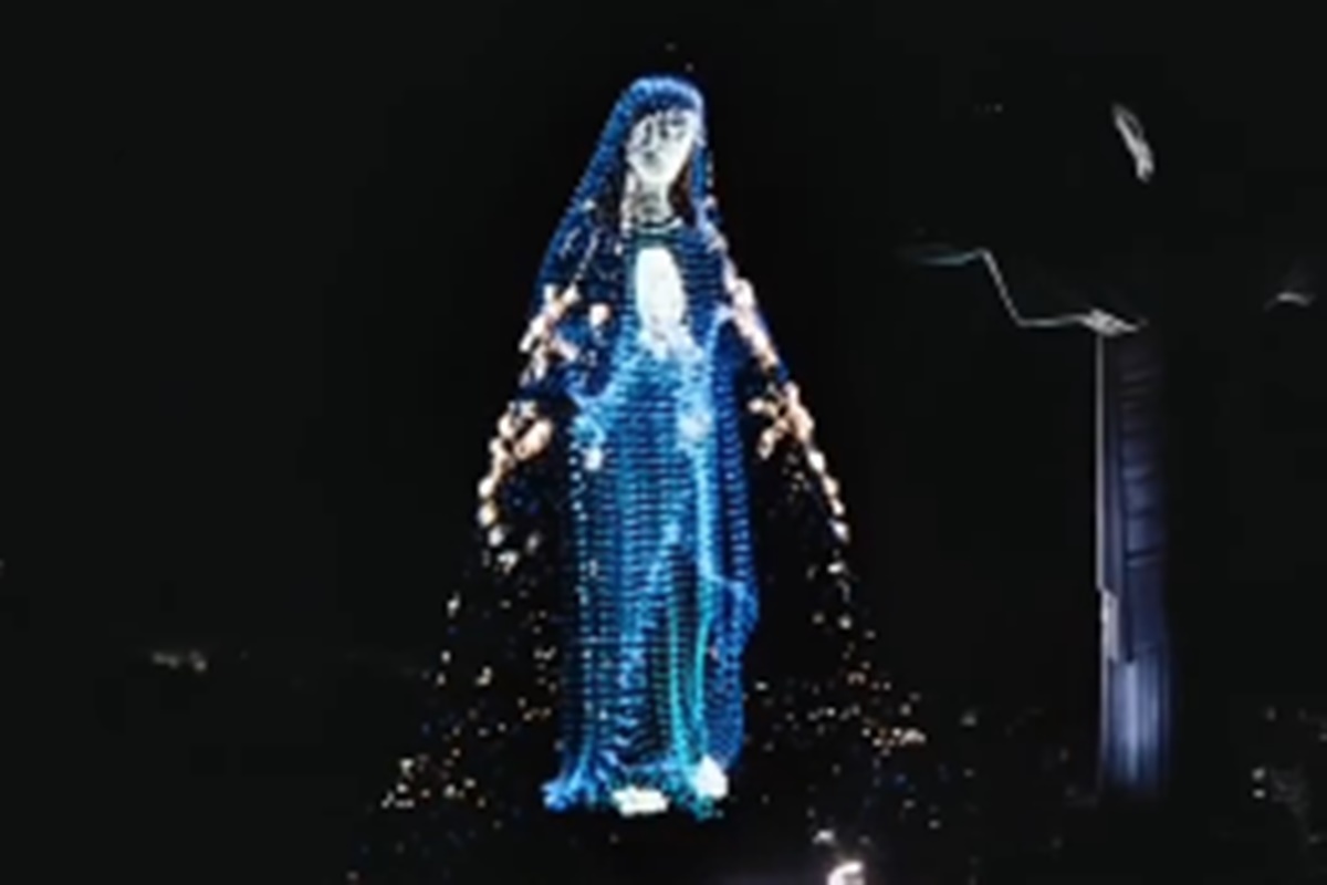 Nossa Senhora Aparecida é projetada ao lado do Cristo Redentor. Vídeo