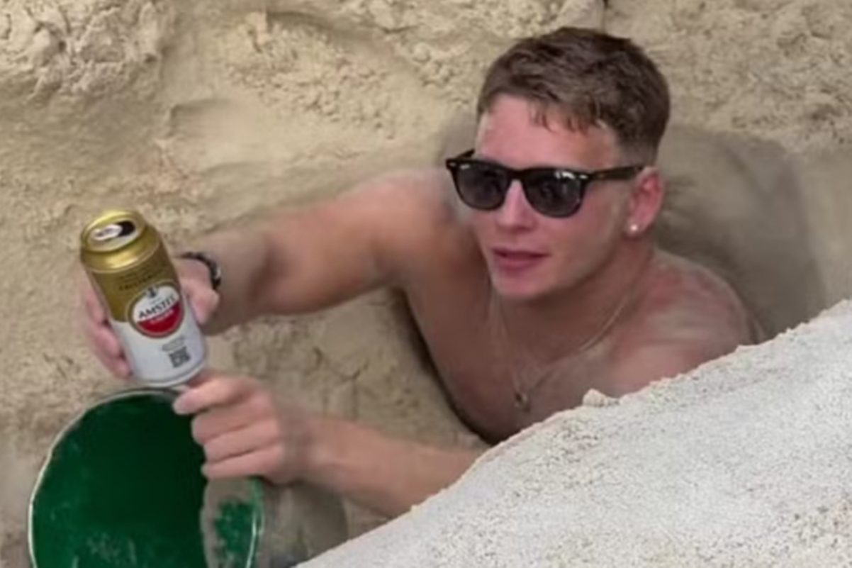 Vídeo: turista fica preso em buraco que cavou na praia de Copacabana
