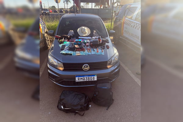 Vídeo: dupla arromba carros em estacionamento de shopping no DF