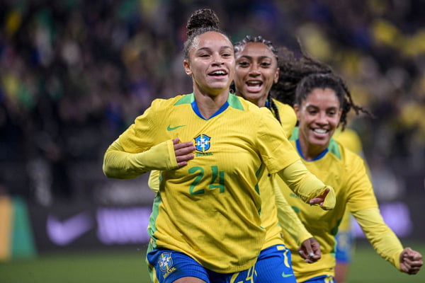 Dudinha brilha e garante vitória da Seleção em amistoso