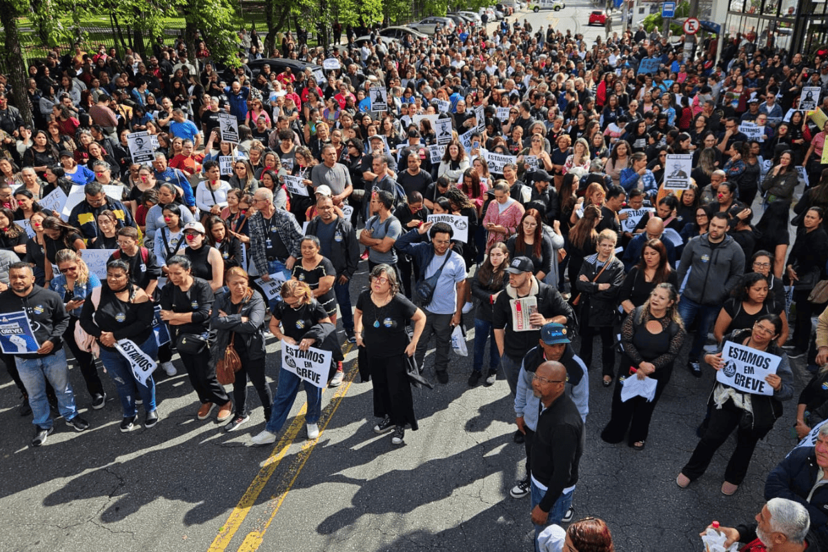 Servidores públicos entram em greve por reajuste salarial em Guarulhos