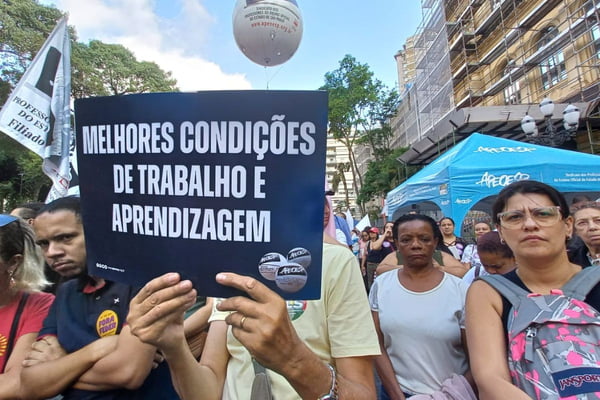 Governo de SP negocia mudanças na atribuição de aulas com sindicato