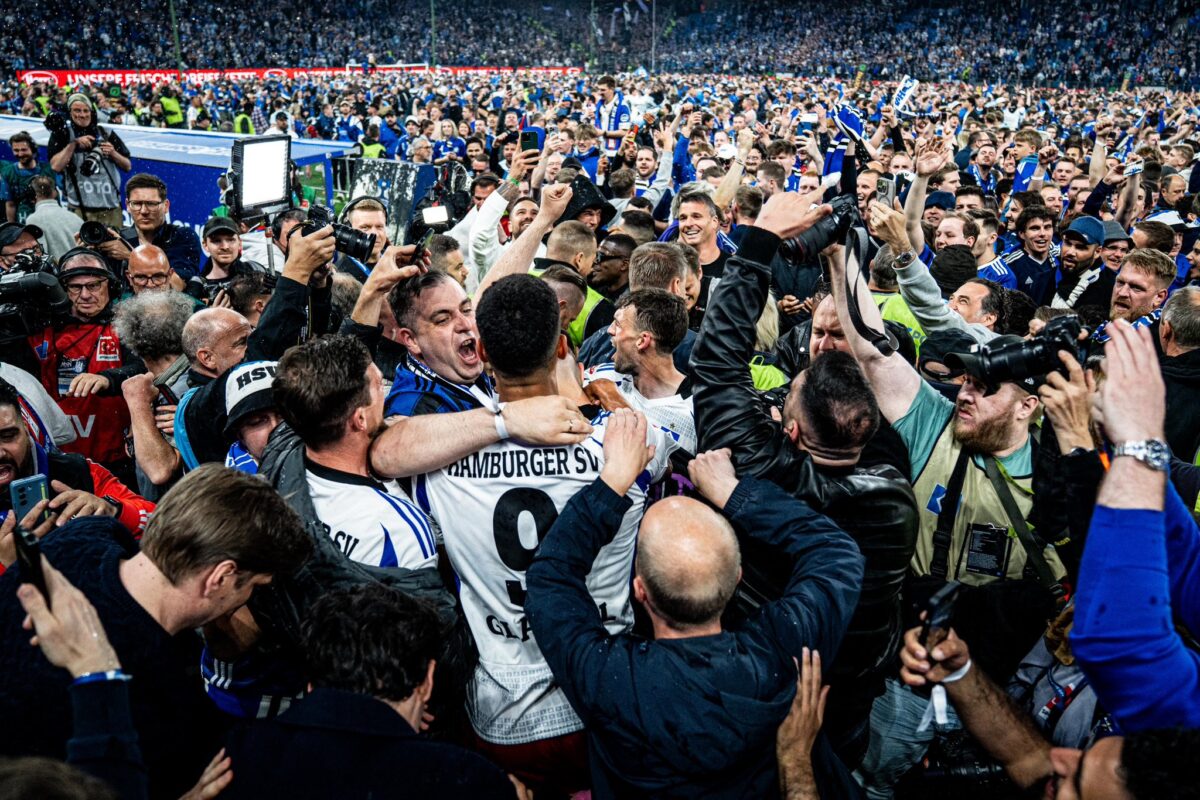 Vídeo: torcida do Hamburgo faz comemoração impressionante