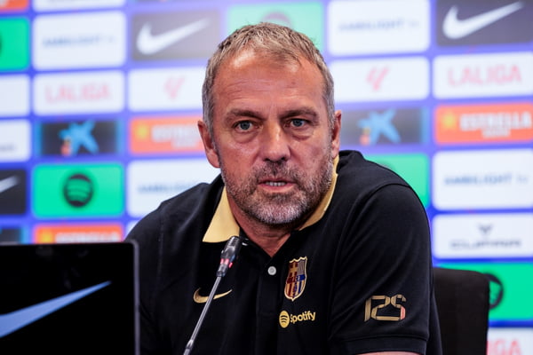 Treinador do Barcelona brinca sobre goleiro Szczesny: “Às vezes fuma”