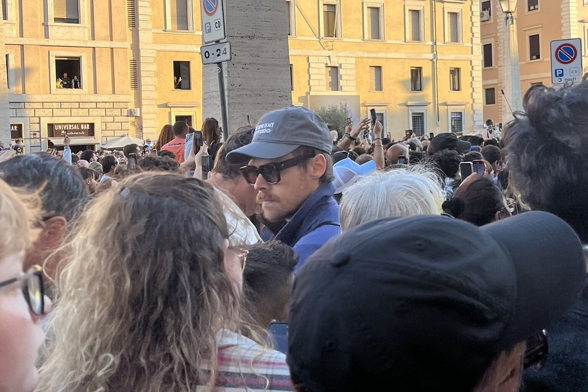 Harry Styles é flagrado em meio a multidão no Vaticano