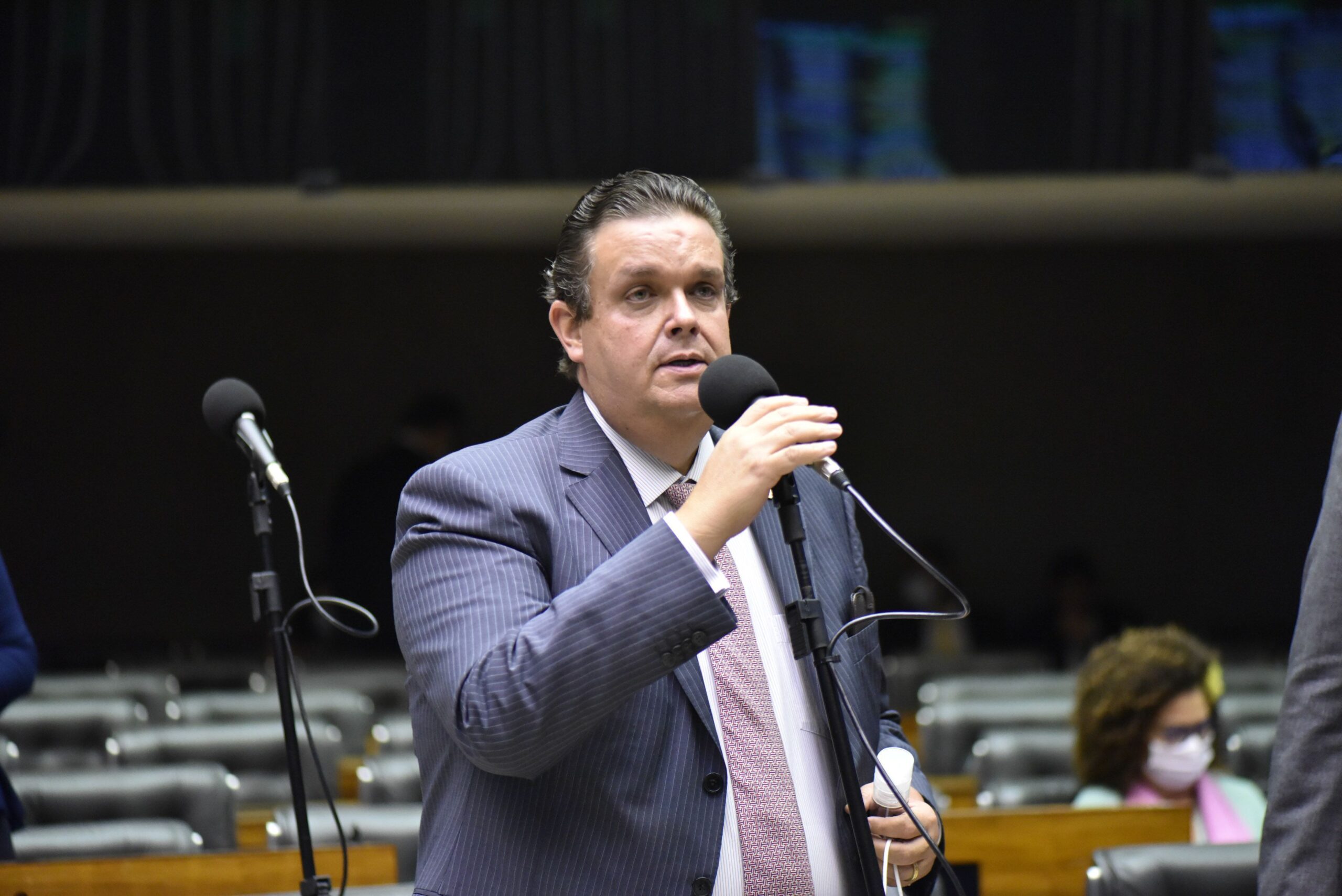 Comissão do Senado aprova convite para ministro explicar fraudes no INSS