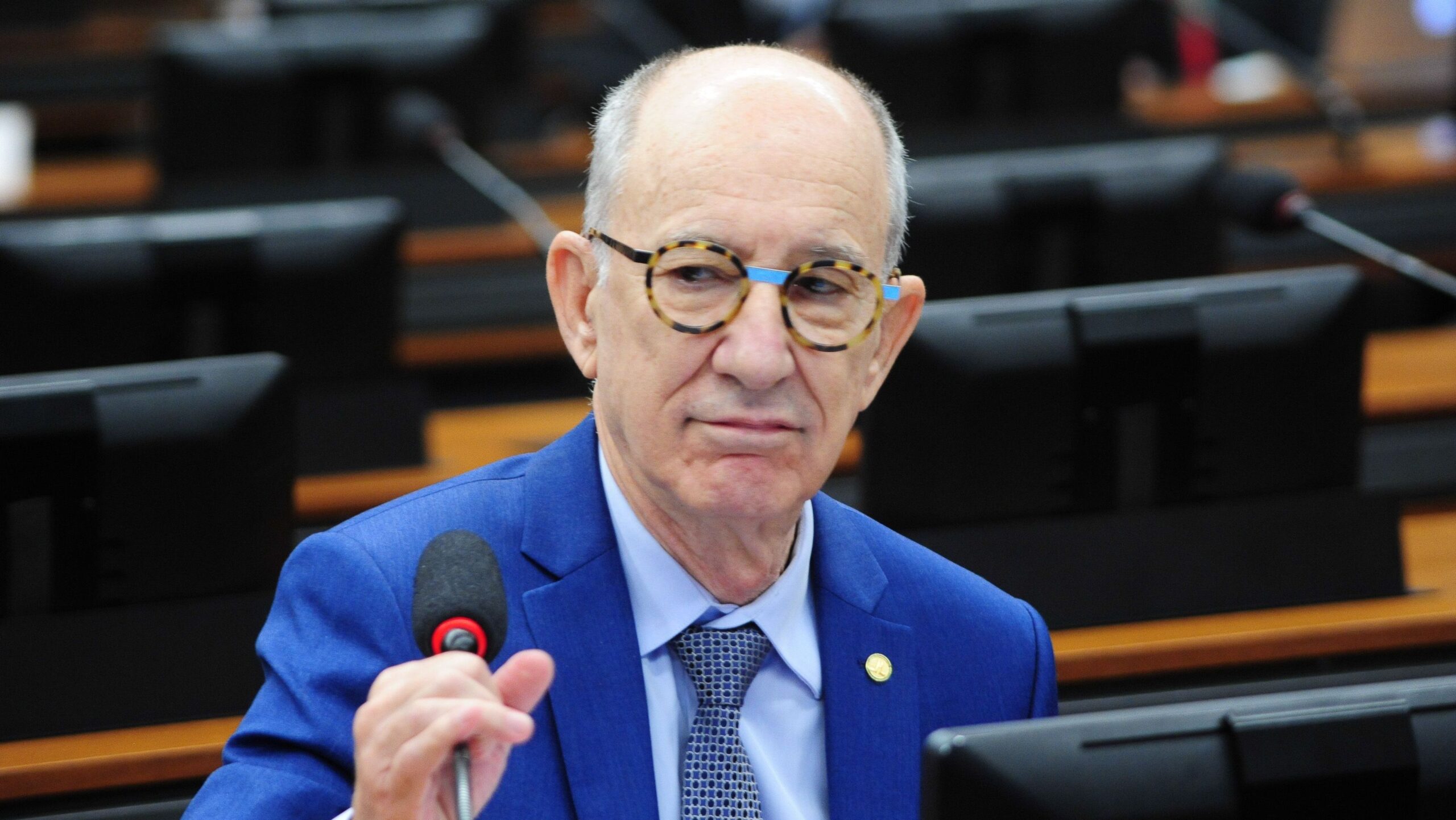 Rui Falcão inicia ofensiva para voltar ao comando do PT