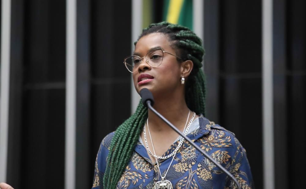 Homem que enviou mensagens racistas à deputada Carol Dartora é autuado