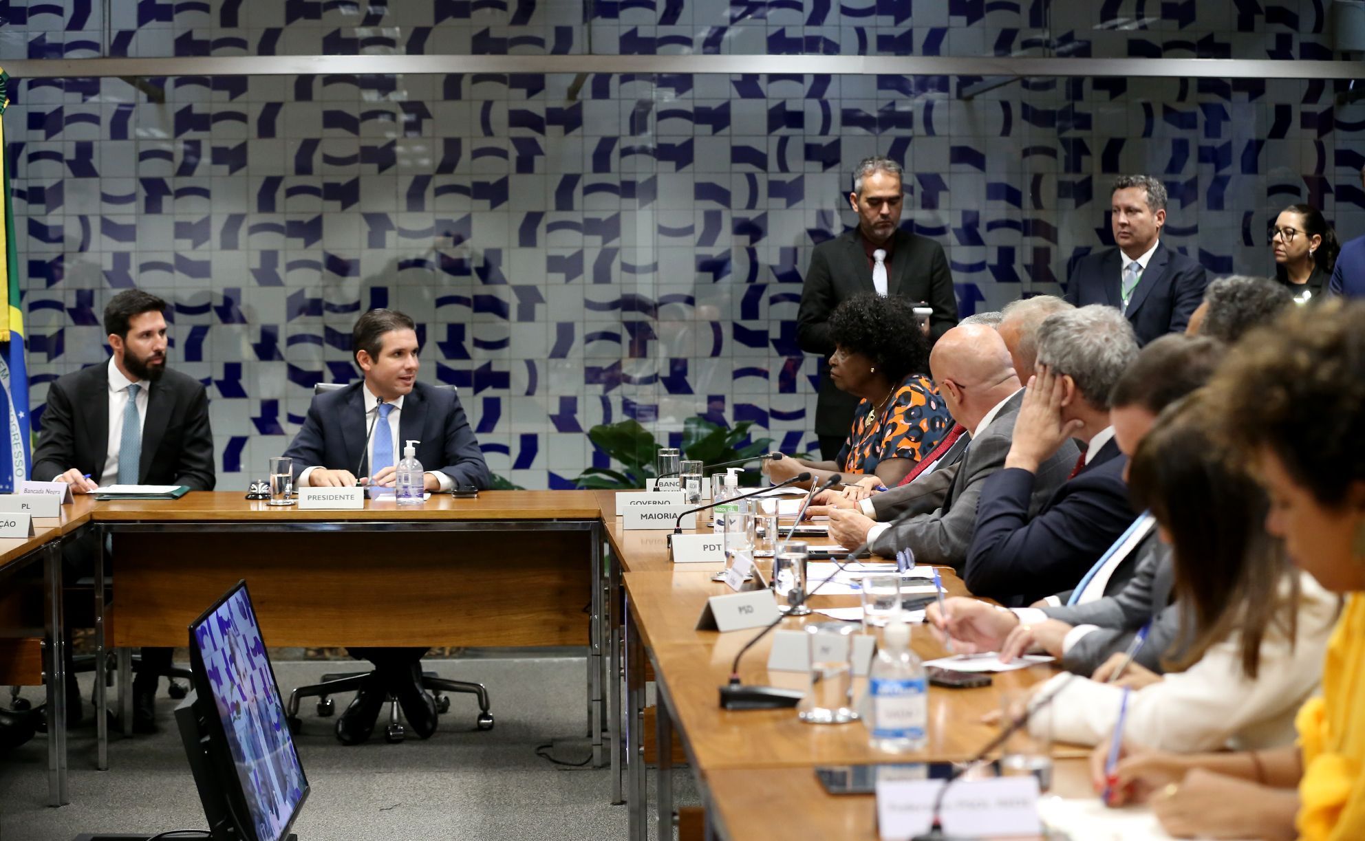 Hugo Motta acomoda interesses estaduais ao tentar ampliar vagas na Câmara