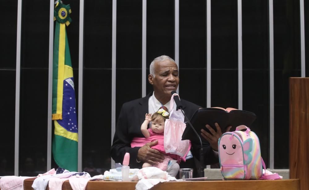 Deputado discursa na tribuna da Câmara com bebê reborn no colo