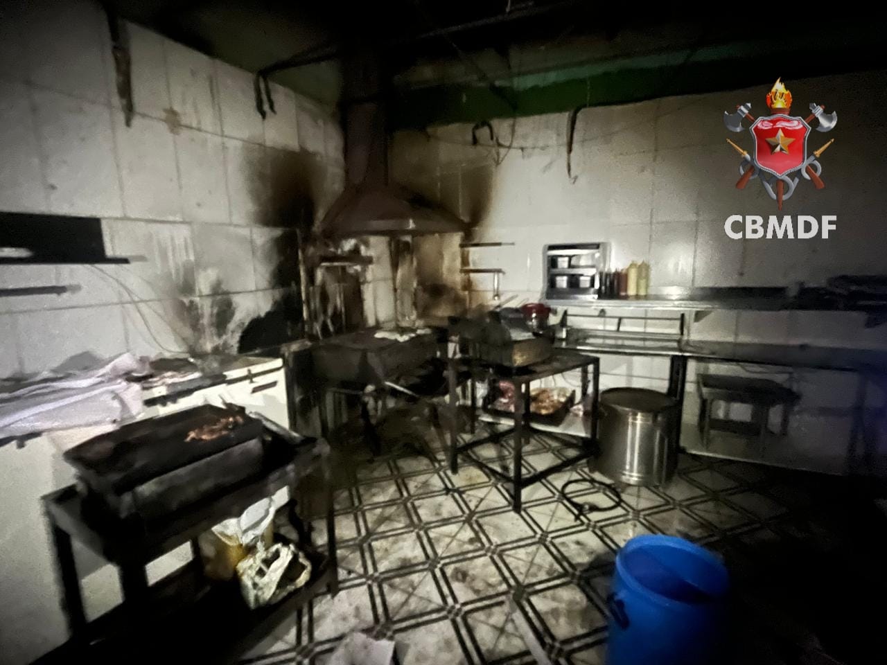 Cozinha de hamburgueria do DF é atingida por incêndio