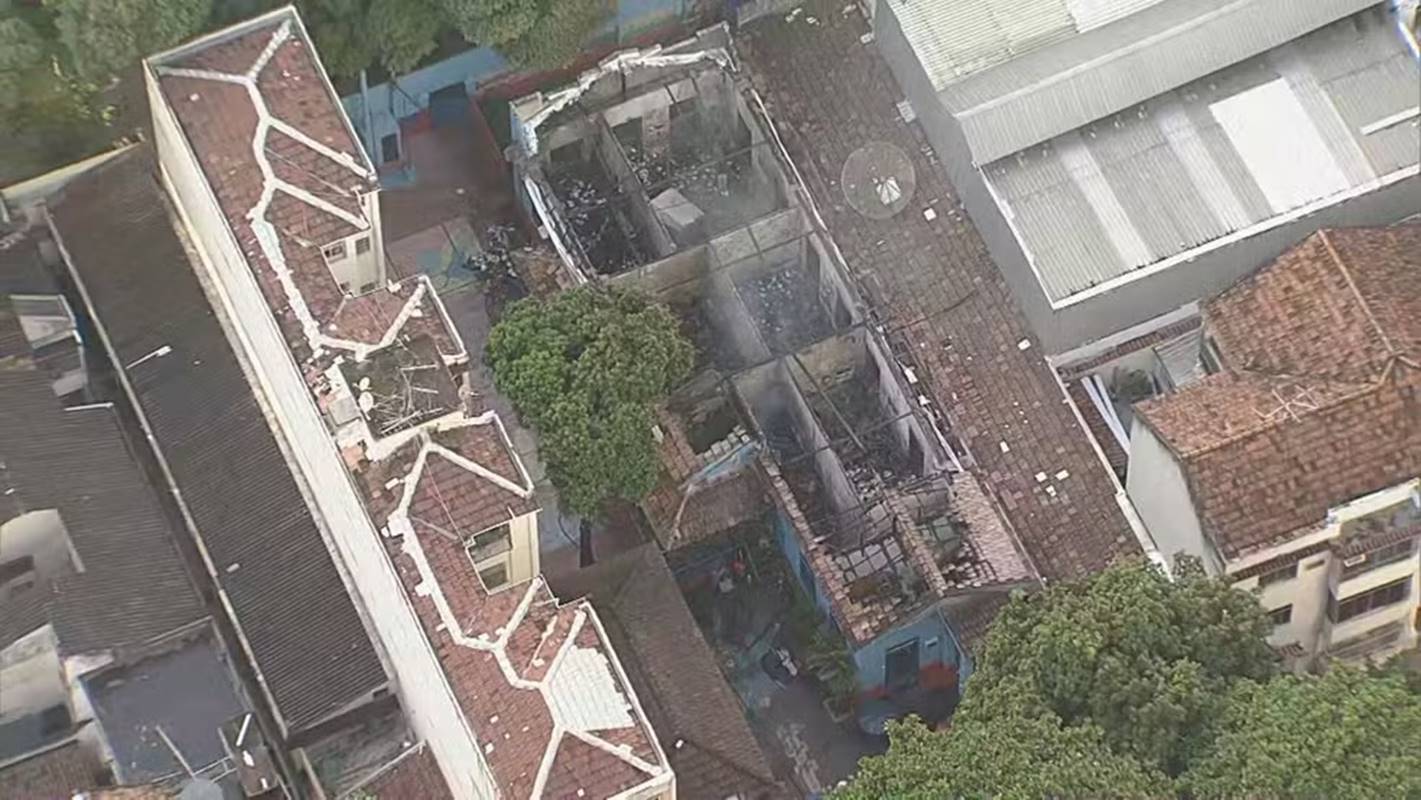 RJ: incêndio destrói escola municipal na Tijuca; telhado desaba