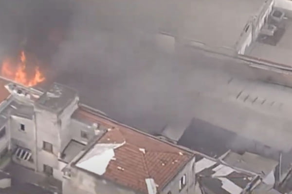 Incêndio de grandes proporções atinge galpão perto de escola no Centro
