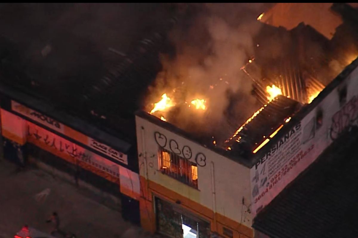 Incêndio atinge prédio comercial em Santa Cecília, no centro de SP