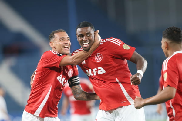 Inter vence e fica próximo da classificação na Libertadores. Veja gol