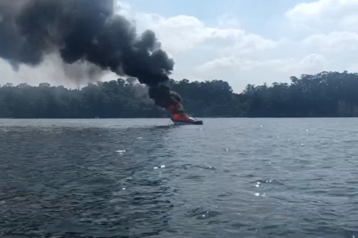Vídeo: lancha explode em represa, e tripulantes são socorridos em SP