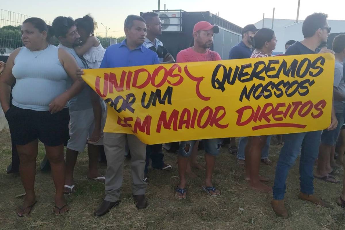 Compradores de loteamento ligado a Leonardo protestam por entrega