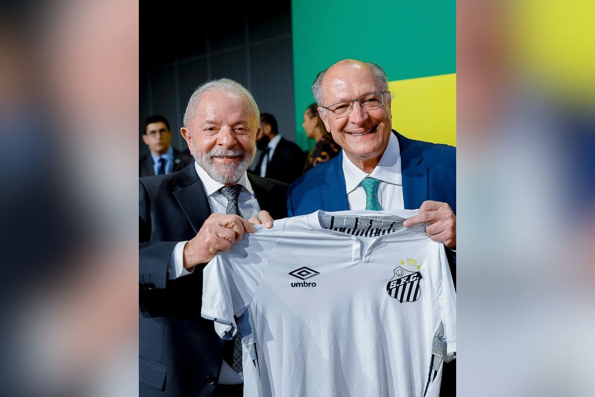 Alckmin acalma santistas após dar camisa do clube ao papa: “Agora Vai”