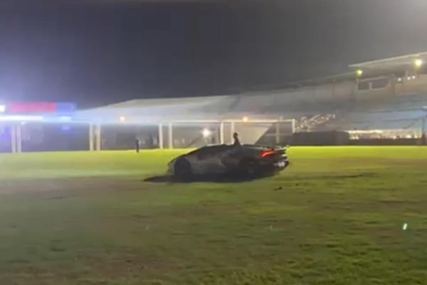 Lamborghini de MC Ryan é liberada após cantor pagar reparo de gramado