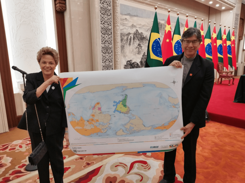 Ao lado de Dilma, presidente do IBGE exibe “novo mapa-múndi” na China