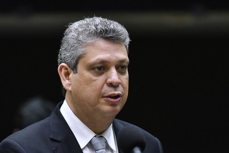 Ministro substitui Lula em ato de 1º de maio e defende permanência de Lupi