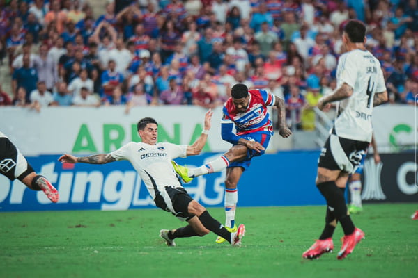 Fortaleza goleia Colo-Colo e briga por liderança; veja os gols