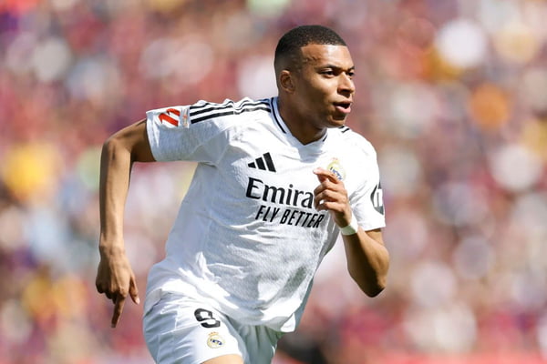 Mbappé passa Gyokeres na briga e fica muito perto da Chuteira de Ouro