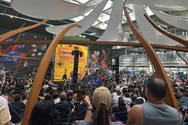 Mel Lisboa faz show intimista para fãs de Rita Lee na Virada Cultural