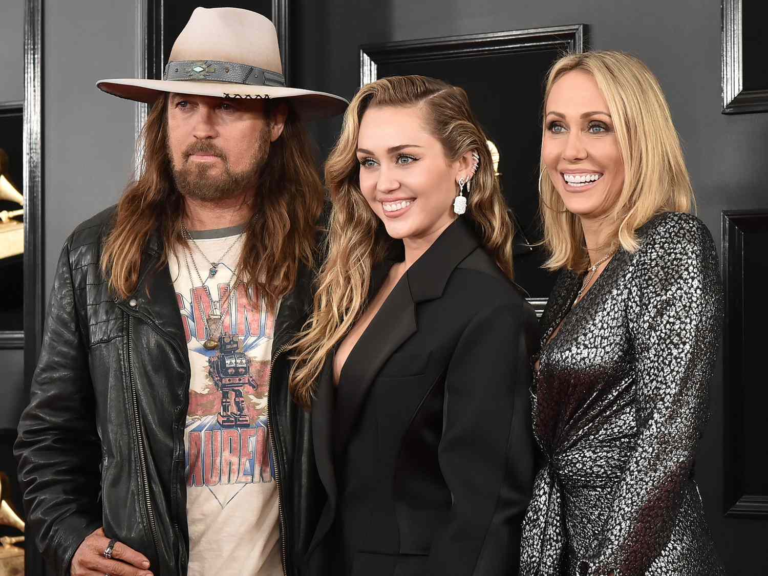 Miley Cyrus se manifesta sobre boatos de briga na família