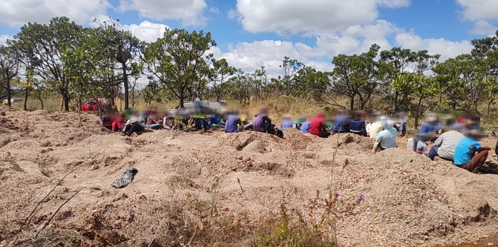 Garimpo ilegal em fazenda no Entorno acaba com 77 pessoas detidas