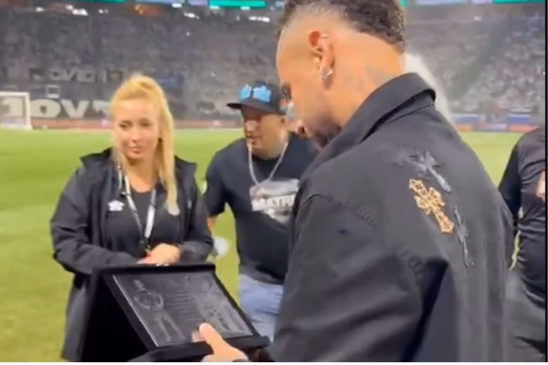 Neymar recebe homenagem pelo Santos em intervalo de jogo. Veja o vídeo