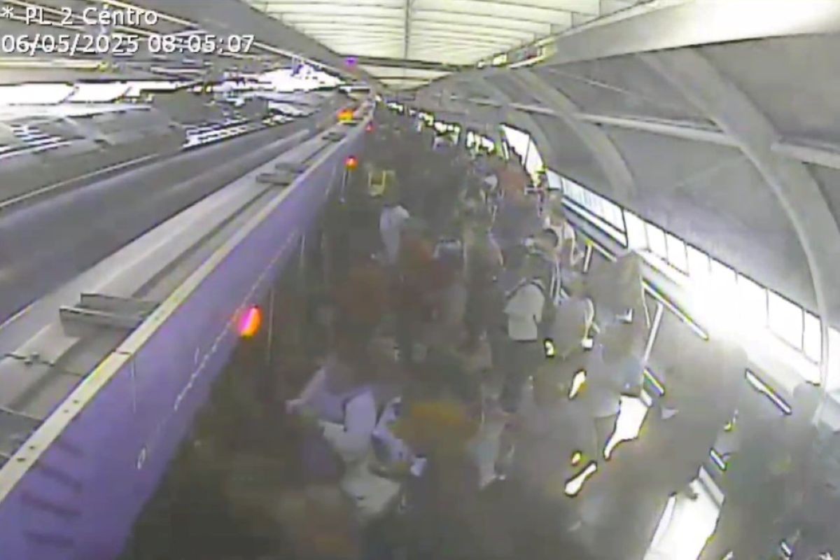 Vídeo mostra momento que passageiro fica preso entre portas na Linha-5