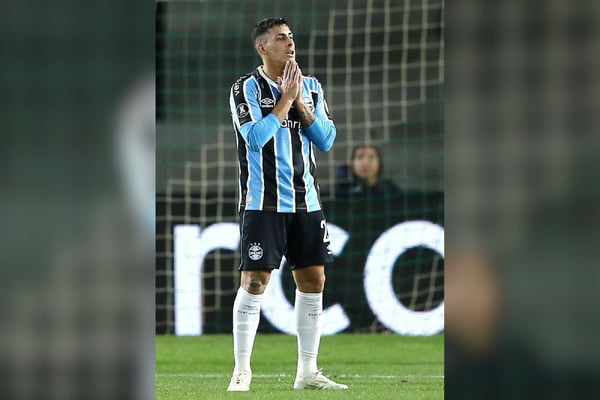 Atacante do Grêmio tenta cuspir em árbitro, acerta PM e acaba detido