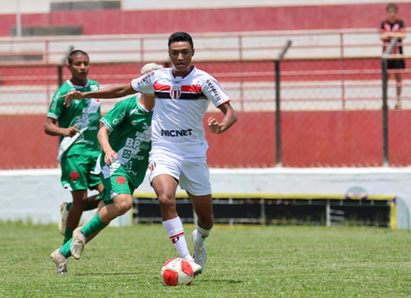 Pedro Severino, do Bragantino, aparece pela 1ª vez após acidente