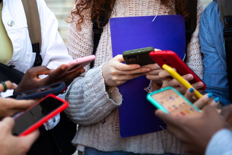 Adolescentes não têm apoio para lidar com redes sociais, diz pesquisa